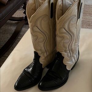 Corral Boots Bone and black Lizard skin Western Boots Size 6 fits like a size 7
